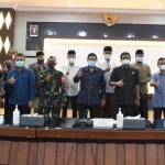 Wali Kota Kediri Abdullah Abu Bakar bersama Forkopimda Kota Kediri dan tokoh agama, Jumat (7/5) kemarin. (foto: ist.)
