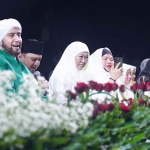 Habib Syekh bersama Khofifah saat Sholawat Kebangsaan di Bangkalan.