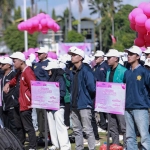 Para mahasiswa KKN kolaboratif saat acara pelepasan di Alun-Alun Jember.