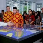 Bupati Gresik Fandi Akhmad Yani dan Wabup Asluchul Alif bersama rombongan saat mendengarkan penjelasan dari Kepala SMA Unggulan CT Arsa Foundation, Usdiyanto. Foto: Ist