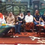 Menteri Rini Soemarno (no 4 dari kiri) saat berkunjung ke Pondok Pesantren Amanatul Ummah Jalan Siwalankerto Surabaya, Sabtu (15/9/2018). Tampak Dr KH Asep Saifuddin Chalim (nomor5) didampingi istrinya, Nyai Alif Falilah (no 3) dan Gubernur Jawa Timur terpilih Khofifah Indar Parawansa (no 2 dari kiri), Nicke Widyawati (paling kiri), Arum Sabil (paling kanan).