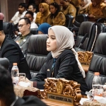 Anggota DPRD Surabaya, Ais Shafiyah Asfar atau yang akrab disapa Ning Ais, saat mengikuti rapat paripurna.