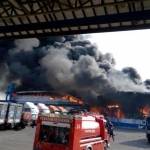  Api saat membakar PT New Era, di Jalan Mayjen Soengkono, Kebomas. foto: syuhud/ BANGSAONLINE