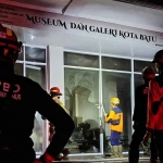 Petugas gabungan saat memadamkan api yang membakar gudang milik Museum dan Galeri Kota Batu.