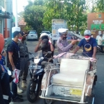 Polres Probolinggo Kota bagi-bagi masker kepada setiap para pengguna jalan yang melintas, Jumat (7/8).