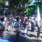 Massa Solidaritas Peduli Pendidikan saat menggelar demo di Gedung DPRD Gresik. (foto: ist).