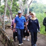 Bupati Kediri dr. Hj. Haryanti Sutrisno saat berkeliling area sumber Plumpungan, Desa Tawang, Kecamatan Wates. (kominfo)