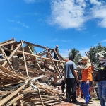 Warga terpantau membersihkan reruntuhan puing rumah akibat guncangan gempa bumi. (foto: ist)
