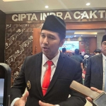 Wagub Jatim Emil Dardak memberikan keterangan kepada wartawan usai menghadiri serah terima jabatan Bupati Bangkalan.