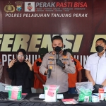 Kapolres Pelabuhan Tanjung Perak, AKBP Anton Elfrino Trisanto, saat menunjukkan barang bukti dan tersangka sabu dengan berat 3 kg.