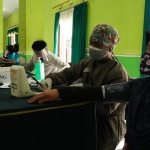 Warga saat mengikuti vaksinasi yang digelar di Kelurahan Sisir.