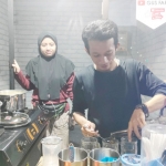Gus Farih saat meramu STMJ di Kedai Assyifa, Jl. Tambak Mayor, Asemrowo, Surabaya. foto: DIDI ROSADI/BANGSAONLINE