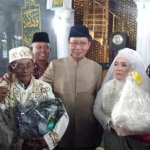 Pasangan Raji dan Suriyem bersama Bupati Fathul Huda (tengah) usai mengikuti prosesi nikah massal.