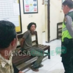 Lelaki tanpa identitas yang belakangan diketahui mengidap gangguan jiwa saat diamankan di Polsek Wonotirto. foto: AKINA/ BANGSAONLINE