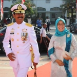 Kepala Staf Koarmada II kenakan seragam TNI AL warna putih bersih serta pedang di pinggang.