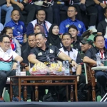 Pj Gubernur Jatim saat menyaksikan final four Proliga 2024 besama SBY dan AHY di GBT.