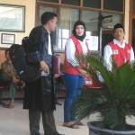 Revin dan Hendri Hidayat usai menjalani persidangan. foto: NANANG I/ BANGSAONLINE