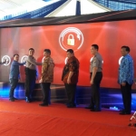 Launching CPS ditandai dengan sentuhan ke layar raksasa oleh Wakapolda Jatim, Kapolres, dan Forkopimda.