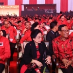 Megawati Soekarno, Mahfud MD dan Ganjar Prabowo dalam acara pembukaan Rakernas V PDI-P di Ancol, Jakarta, Jumat (24/5/2024). Foto: Metro