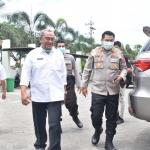 Kapolres bersama kepala Disnaker Kab Pasuruan saat meninjau lokasi BLK untuk mess petugas.