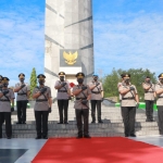 Pejabat Utama Polda Jatim dan Polrestabes Surabaya, saat upacara ziarah di TMP Mayjen Sungkono dipimpin Kapolda Irjen Pol Nico Afinta, Selasa (29/6/2021) pagi.