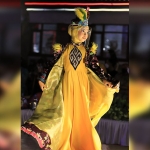 Salah satu model sedang menampilkan busana batik muslim Pasuruan.