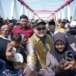 Dhito bersama warga usai peresmian jembatan Jongbiru, Kecamatan Gampengrejo. (Ist).