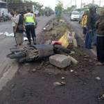 Tampak motor korban ketika hendak dievakuasi dan korban (ditutup oleh koran). Rusmiyanto/BangsaOnline