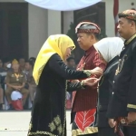 Wali Kota Mojokerto, Ika Puspitasari, saat menerima Lencana Jer Basuki Mawa Beya Emas dari Gubernur Khofifah.