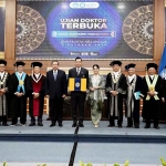 Menteri Agraria dan Tata Ruang/Kepala Badan Pertanahan Nasional (ATR/BPN), Agus Harimurti Yudhoyono, selesai menjalani ujian doktor terbuka pada program studi Pengembangan Sumber Daya Manusia di Universitas Airlangga (Unair), Surabaya, Jawa Timur, Senin (7/10/2024). 