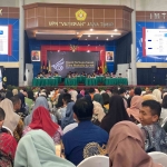 Suasana Dies Natalis ke-65 UPN dengan tema “Rapat Terbuka Senat Dies Natalis Ke-65”, di Gedung Serbaguna kampus UPN Surabaya, Jumat (5/7/2024). Foto: M. Sulthon Neagara/bangsaonline