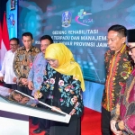 Gubernur Khofifah saat meresmikan gedung rehabilitasi medik terpadu di RSSA Malang.