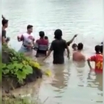 Warga Desa Cerme Kidul saat melakukan pencarian bocah yang tenggelam di waduk setempat. foto: ist.