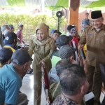 Wali Kota Ita didampingi Kadis Sosial P3A, sedang memantau langsung penyaluran bantuan
