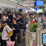 Suasana muat penumpang KA