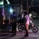 Anggota Polsek Karanggeneng saat menertibkan sejumlah pemuda yang mengikuti patrol dengan sound system