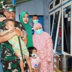 Danrem 084/BJ, Brigjen TNI Terry Tresna Purnama, bersama Ketua Persit KCK Koorcab Rem 084, saat mengunjungi rumah seorang anak yang menderita stunting di Kelurahan Kebonsari, Kecamatan Jambangan, Surabaya.