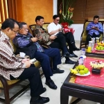 Wapres Jusuf Kalla bersama menteri-menterinya saat sibuk dengan gadgetnya. foto: ilustrasi