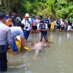 Petugas hendak melakukan evakuasi terhadap korban.