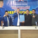 Ketua LPP PKB Gresik Moh. Abdul Qodir bersama sejumlah anggota Fraksi PKB Gresik mengembalikan form pendaftaran Bacabup Qosim ke kantor DPD Demokrat Gresik. foto: ist.