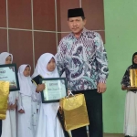 Siswi kelas 1 SDIT Nurul Fikri Sidoarjo, Philia Tungga Dewi, saat menerima penghargaan karena telah berhasil menghafal 5 Juz.