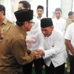 Wawali Sutiaji menyalami ASN Pemkot Malang yang hendak berangkat naik haji, Selasa (01/08).