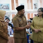 Pj Wali Kota Kediri saat berbincang dengan Kepala Dinas Pendidikan Kota Kediri, Anang Kurniawan. Foto: Ist