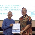 Dahlan Iskan (kiri) saat menyerahkan buku ke Wakil Bupati Gresik, Asluchul Alif. Foto: Ist