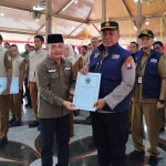 Wakil Bupati Bangkalan saat menyerahkan SK PPPK Tahap II.