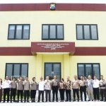 Perwakilan Polda Jatim dan manajemen JIIPE saat peresmian dan penyerahan kantor kepolisian khusus kawasan. foto: ist.
