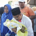 Gus Ipul saat menggendong salah seorang bayi milik warga Modung, Kabupaten Bangkalan.