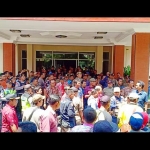 Sempat terjadi aksi saling dorong antara kepala desa dengan petugas keamanan didepan pintu masuk kantor Bupati Kediri. Foto: ARIF K/BANGSAONLINE

