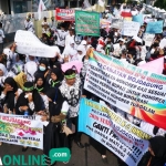 Tenaga honorer K-2 unjuk rasa di DPRD Jombang, Rabu (3/10). foto: rony suhartomo/ bangsaonline