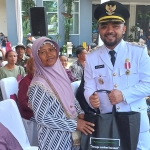 Wakil Walikota Batu Heli Suyanto  secara simbolis menyerahkan 500 bantuan paket sembako dari gubernur Jatim Khofifahh Indar Parawansa